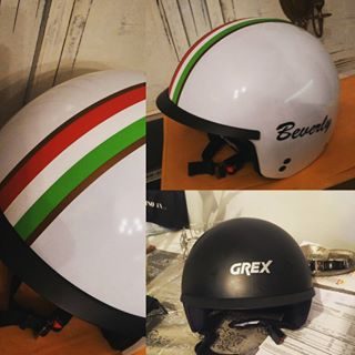 Casco con la pegatina de la bandera de Italia