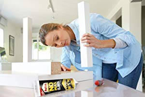 mujer montando mueble de ikea con pegamento de madera