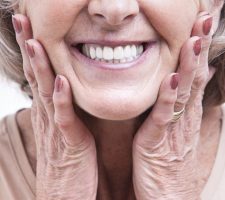 Cómo sostener las dentaduras postizas sin un adhesivo