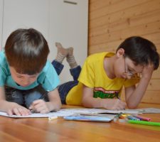 Cómo enseñar a un niño a pintar sin salirse