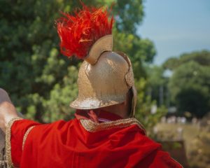 Cómo hacer un casco romano de metal