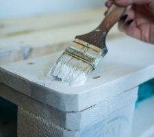 Cómo pintar un palé de blanco