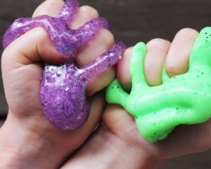 ¿Cómo hacer slime con bicarbonato y cola blanca?