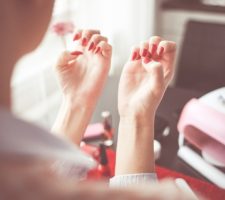 ¿Cómo ponerse las uñas postizas?